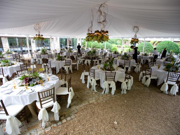 Una carpa está elegantemente decorada con accesorios de iluminación para una boda en Blackberry Farm.