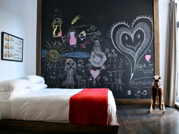 CI-Catlin-Stothers_Bedroom-wtih-large-chalkboard_h
