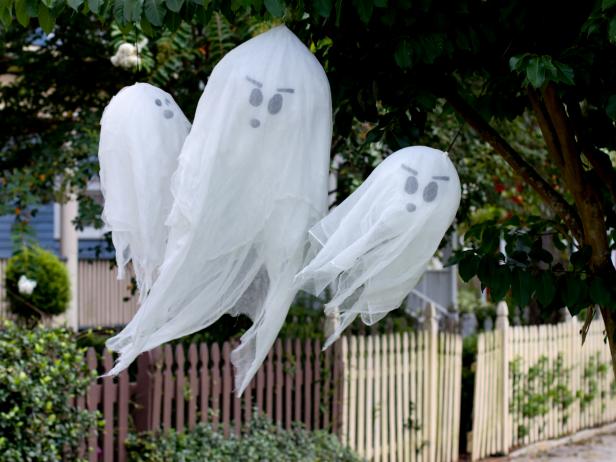 How to Make  Hanging Halloween Ghosts how tos DIY