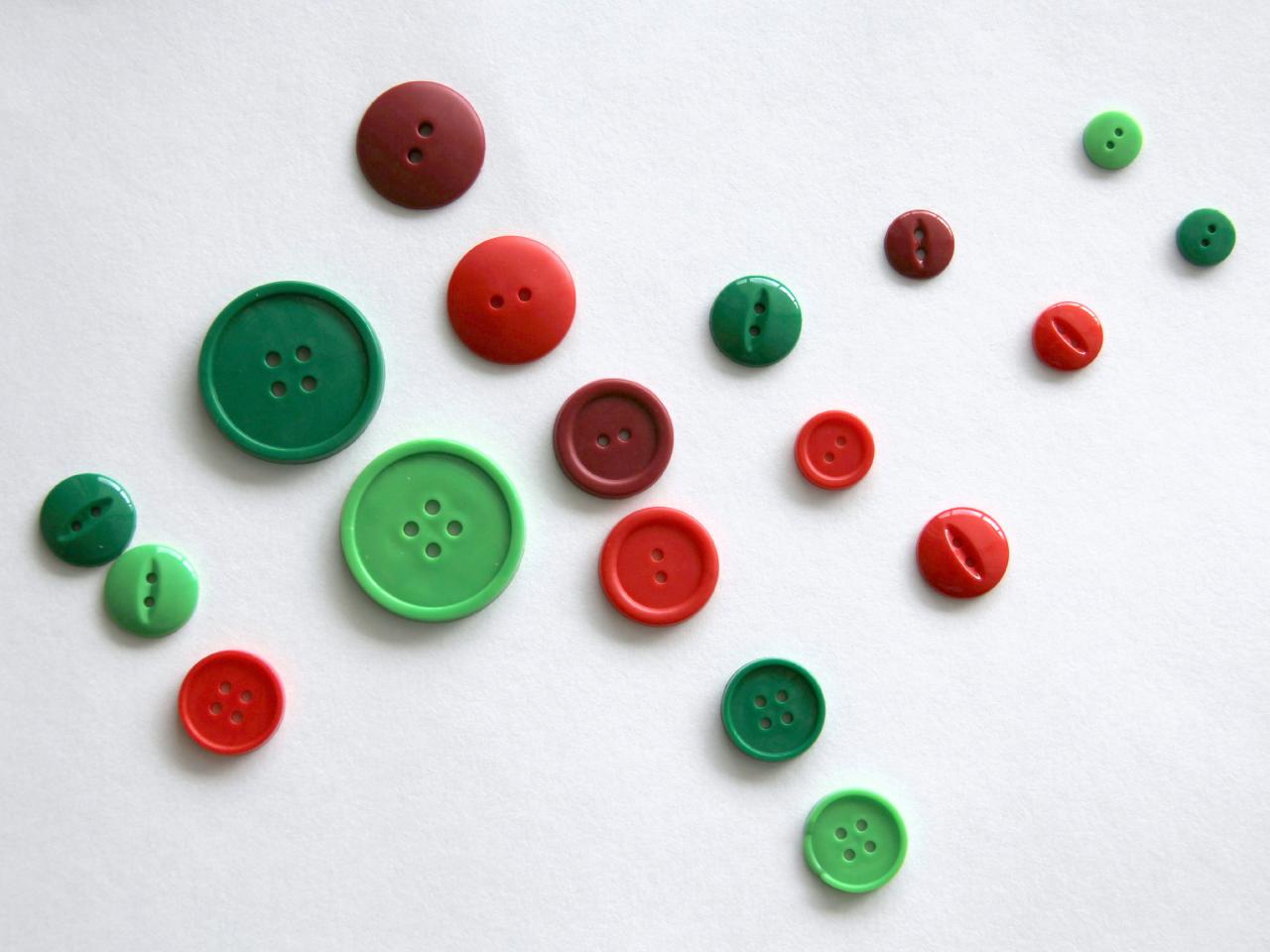 Upcycle Buttons to Make a Christmas Ornament howtos DIY