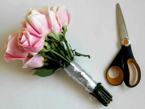 how to wrap flowers into a bouquet