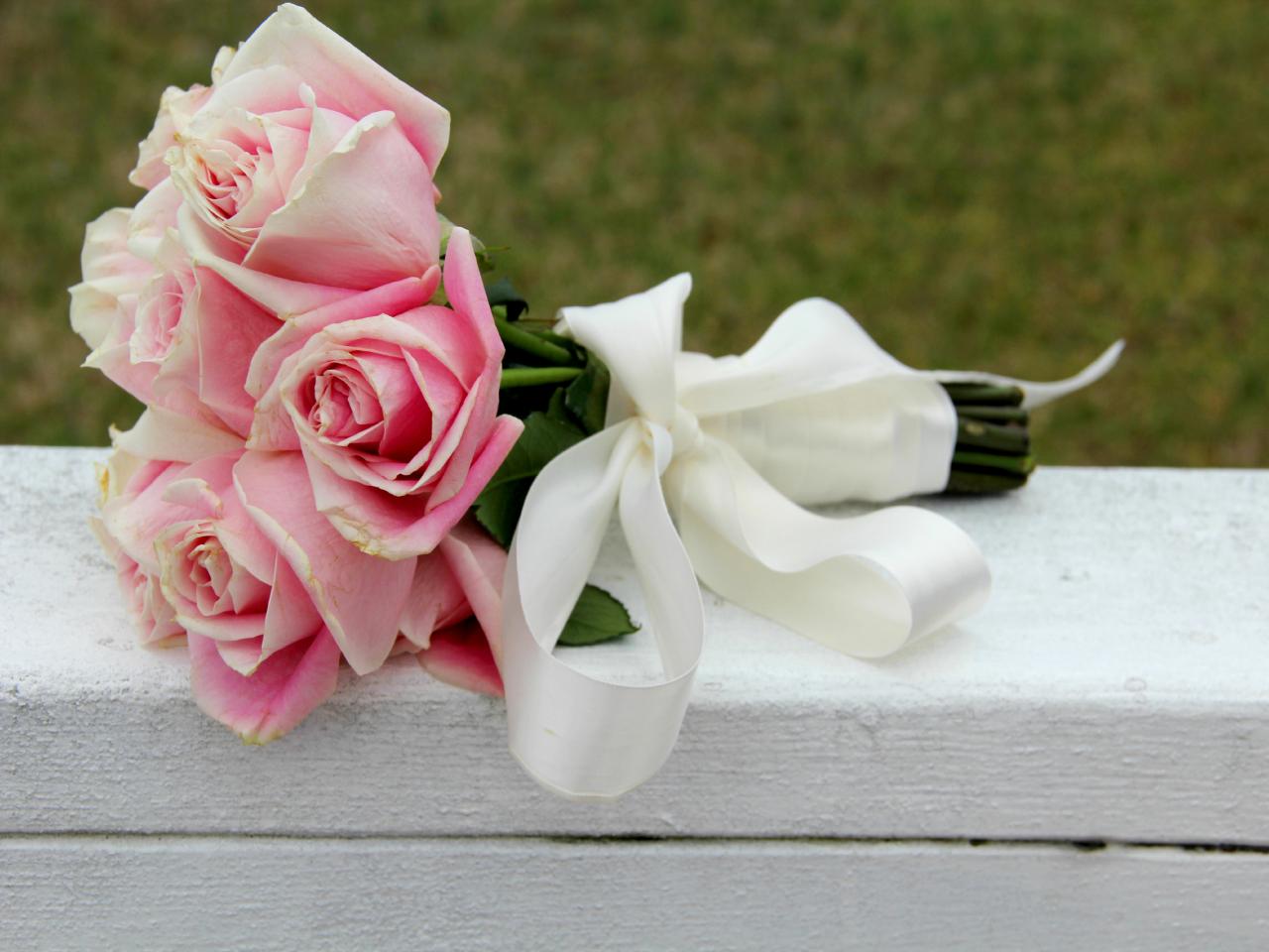 how to wrap a bouquet of roses