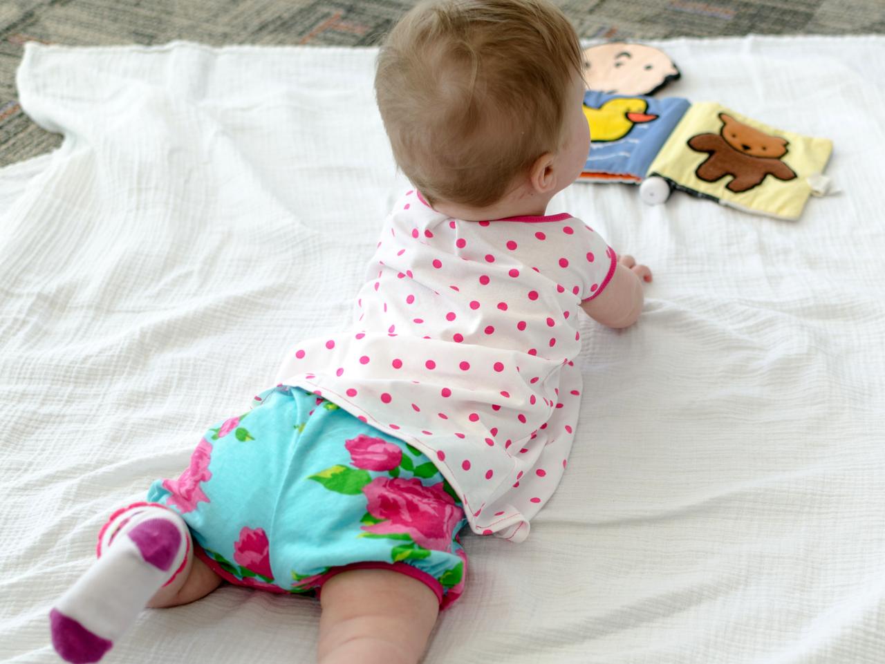 How to Sew Baby Bloomers with Free Pattern howtos DIY