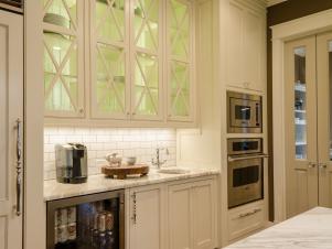 CI-McGilvrayWoodworks_hgrm-room-stories-French-Country-kitchen-bar-area-oven-JDK0277_h