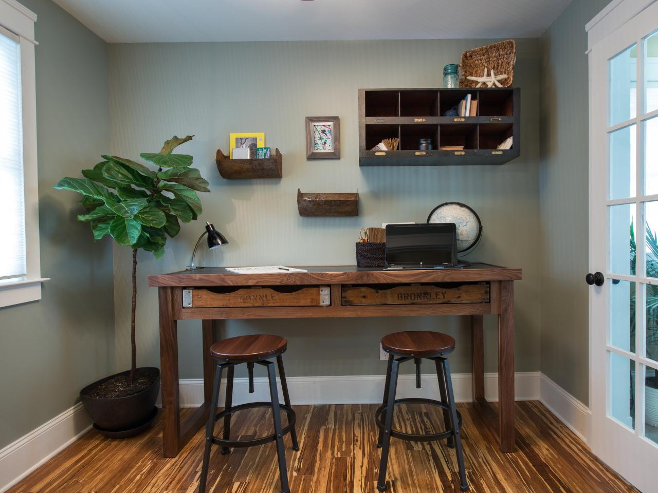 How To Build a Rustic Office Desk | how-tos | DIY