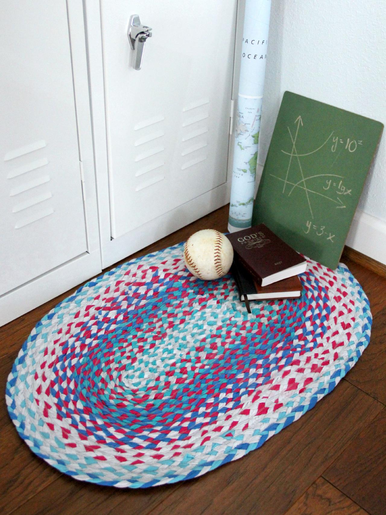 A Braided Rug Made From Upcycled T-Shirts | how-tos | DIY