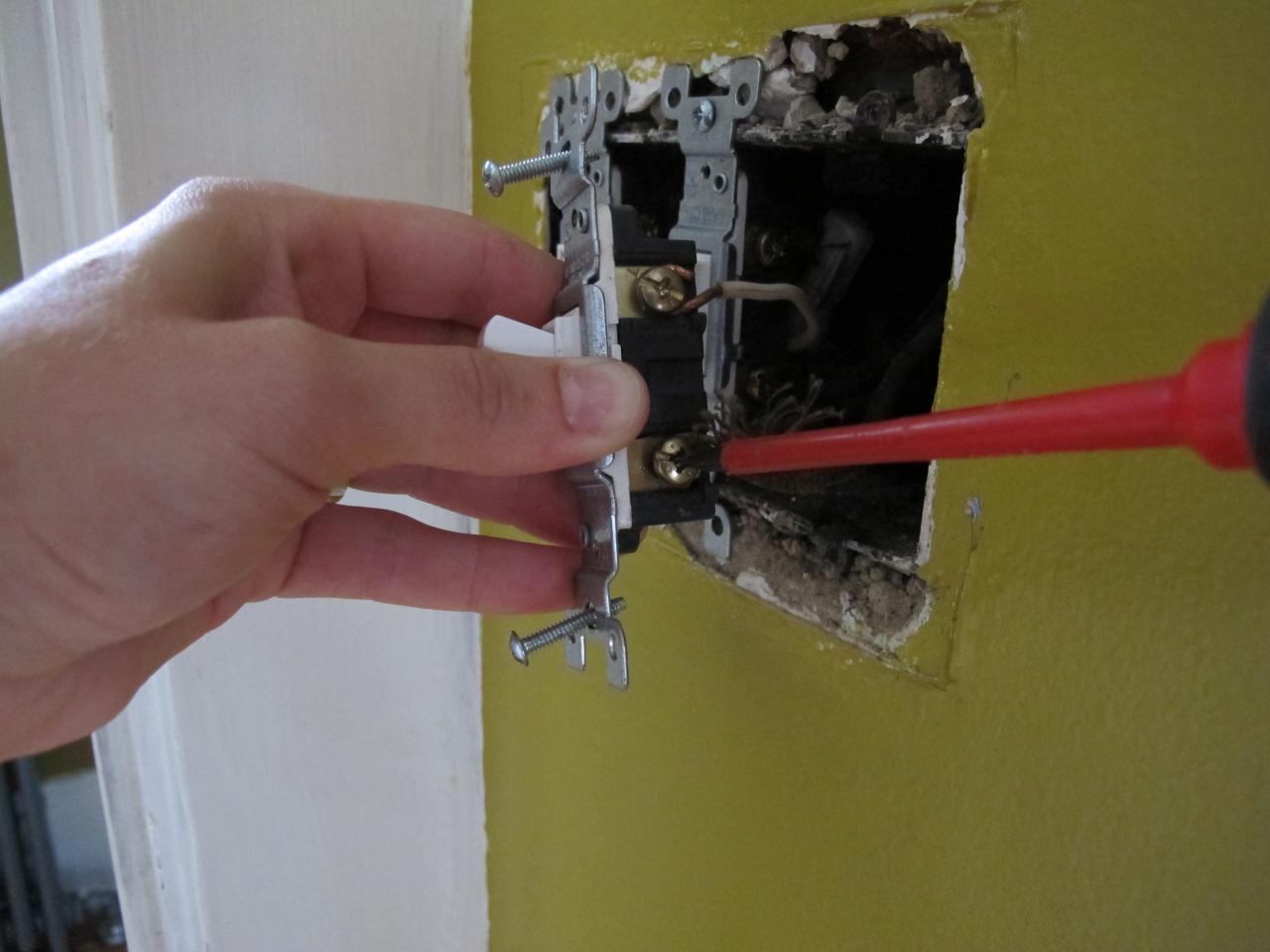 Changing A Light Switch How Tos Diy