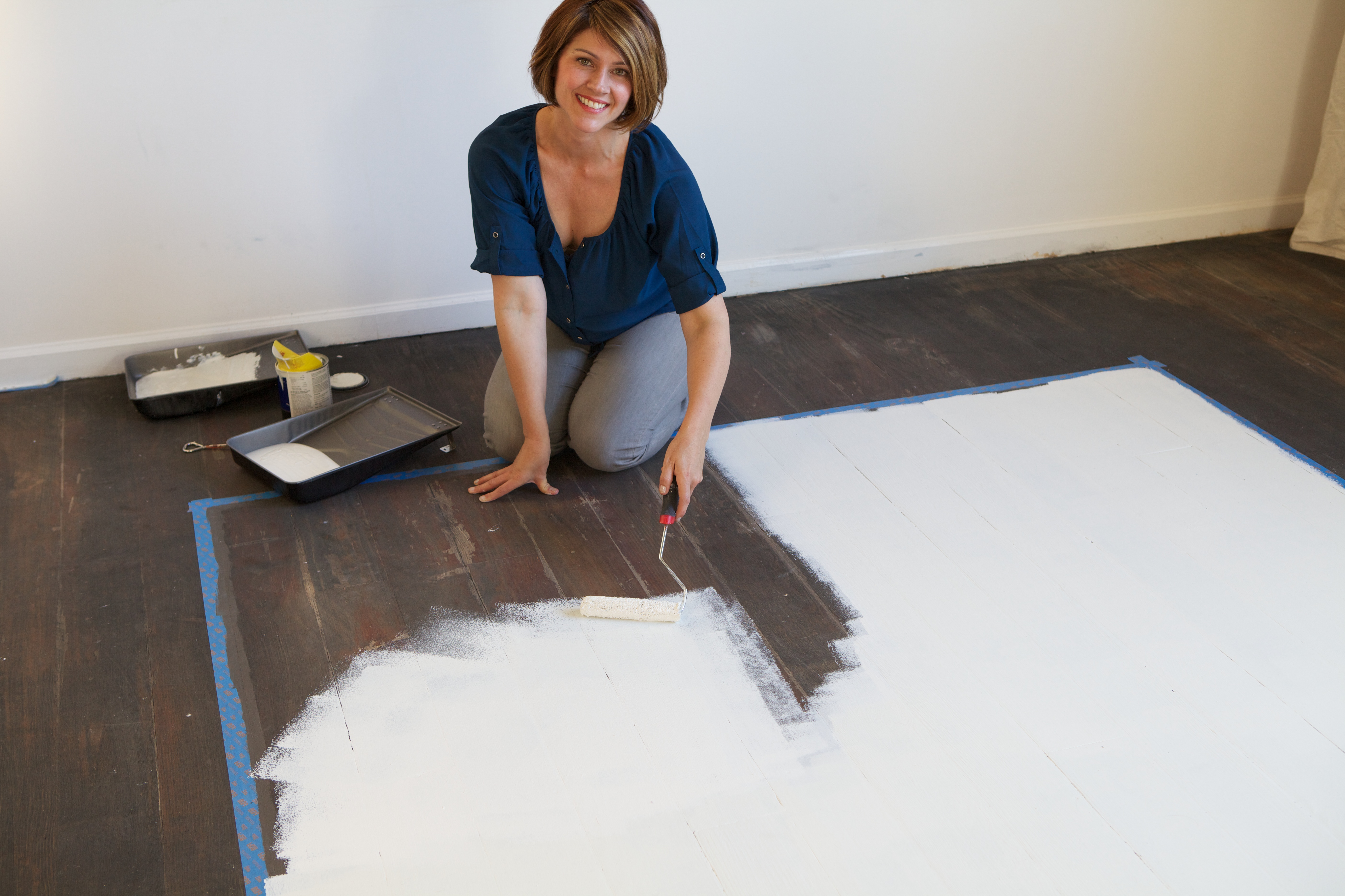 Краска для ламината. Крашеный деревянный пол. В какой цвет покрасить пол. Пол двп крашенный. Краска для деревянного пола.