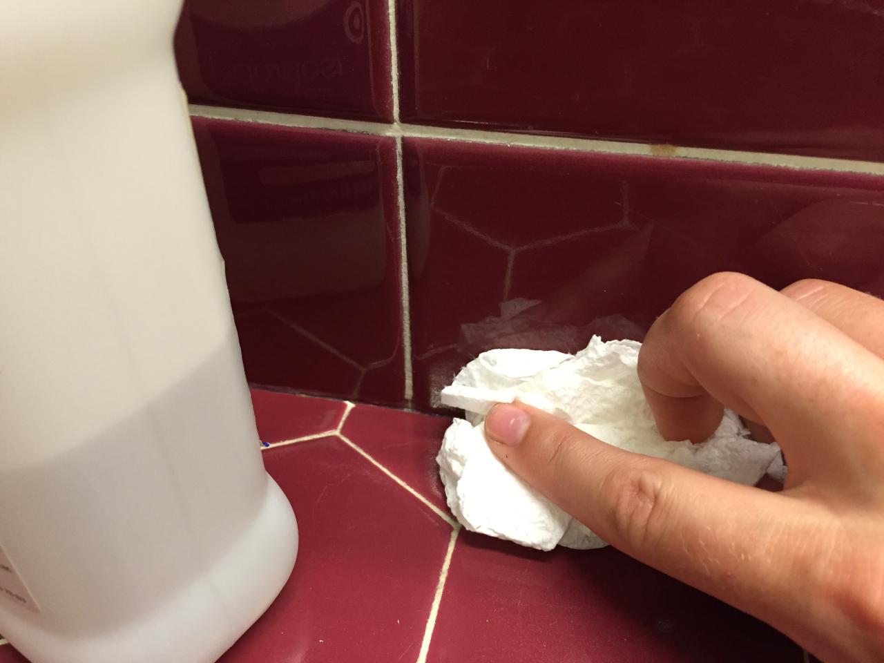 Чем отмыть швы в ванне между плитками