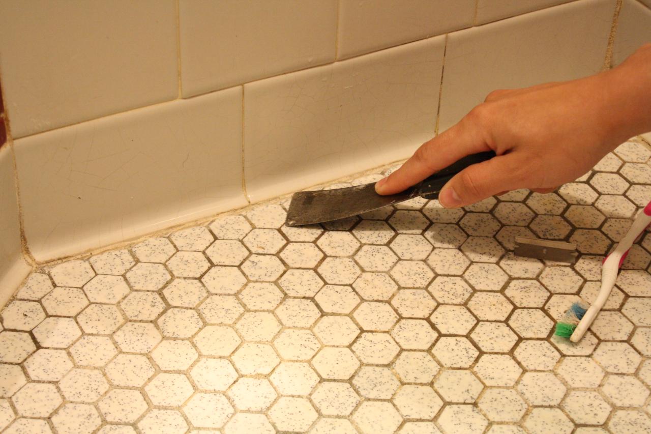 Learn How to ReCaulk Your Bathroom howtos DIY