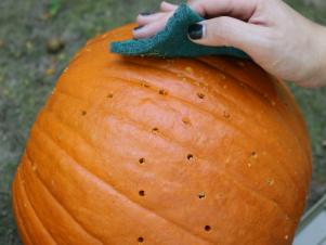 Halloween Decoration: Spider Web Pumpkin | how-tos | DIY