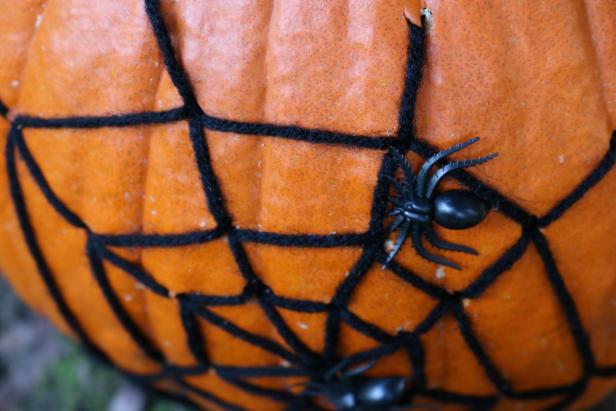 Halloween Decoration: Spider Web Pumpkin  howtos  DIY