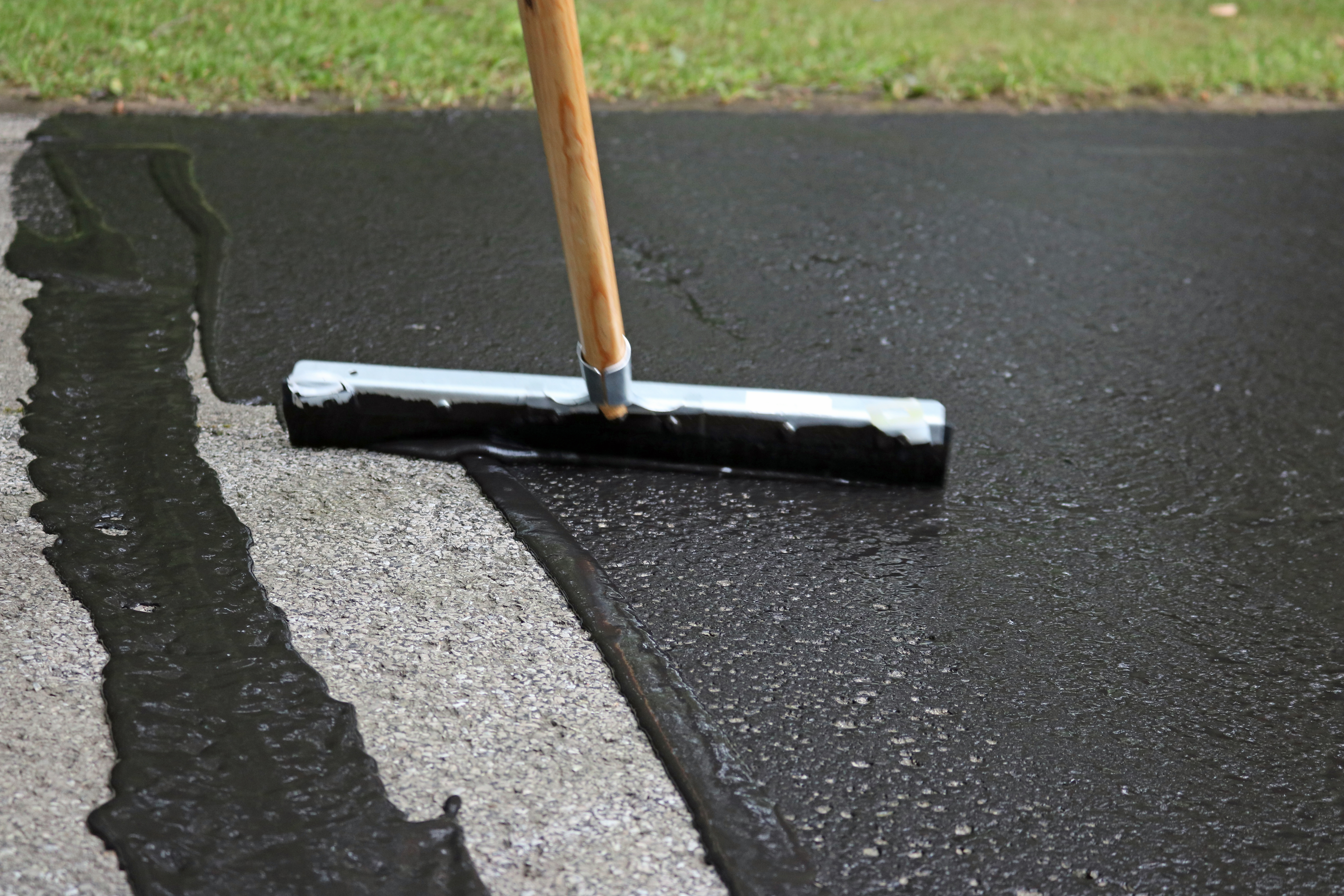 125 ft Blacktop Crack Filler Concrete Driveway Sealer Asphalt Pavement Repair 