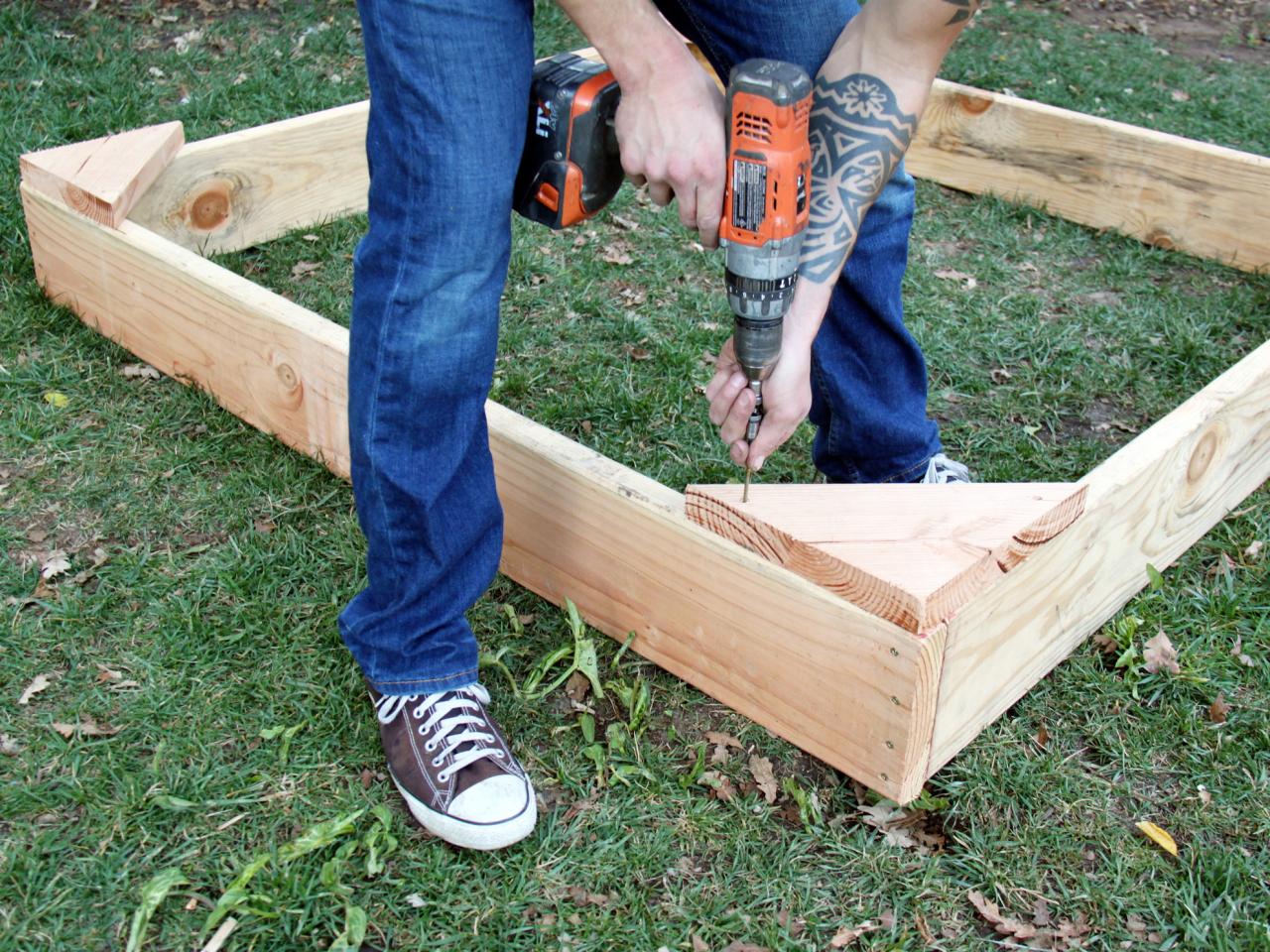 How to Build a Covered Sandbox | how-tos | DIY