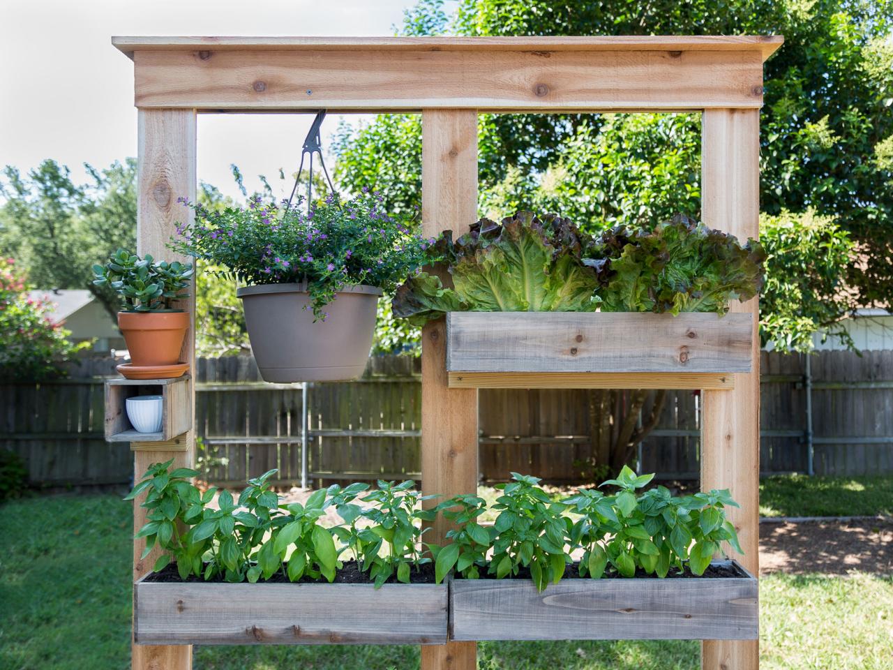 Make a DIY Privacy Screen and Planter | HGTV