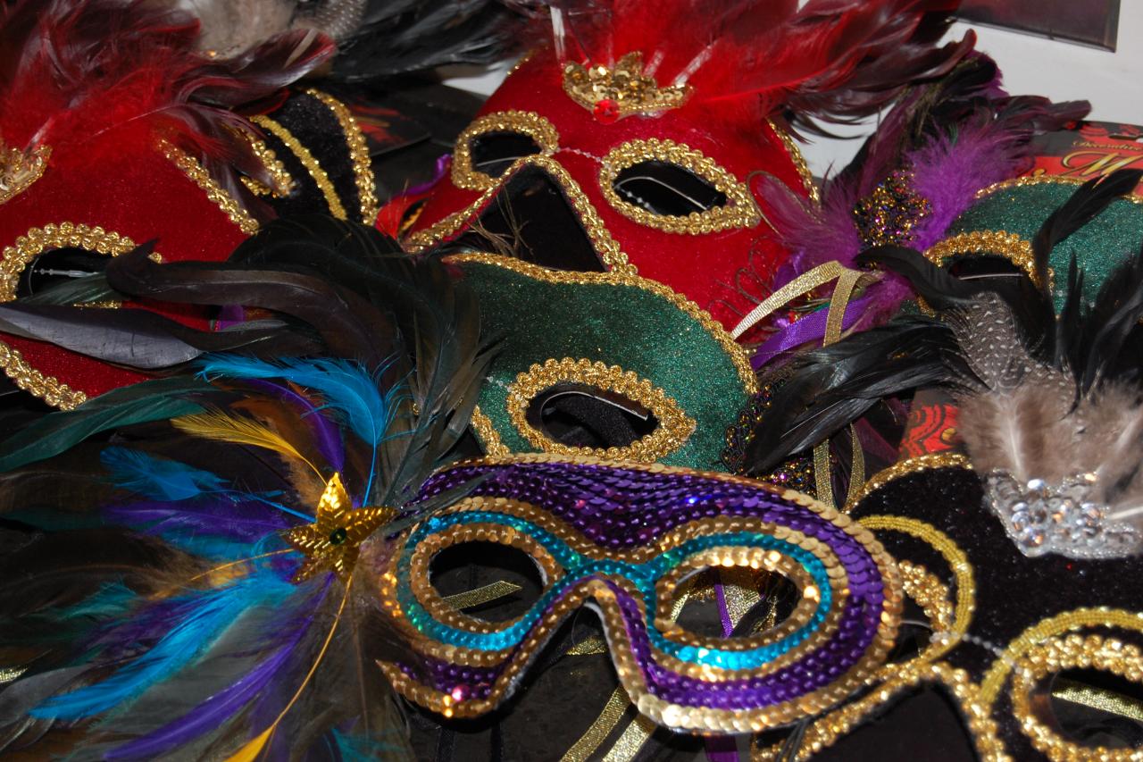 Ideas For Throwing A Mardi Gras Masquerade Party Diy Network