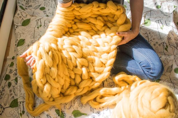 Arm-knit a blanket in less than one hour.