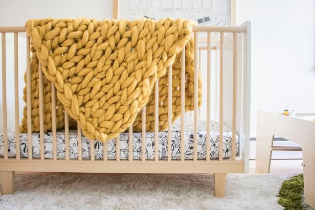 Arm-knit a blanket in less than one hour.