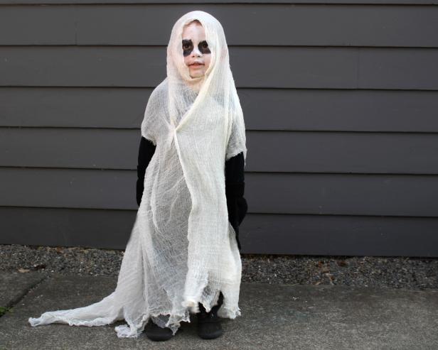 How to Give a Twist to a Classic Halloween Ghost Costume | how-tos | DIY