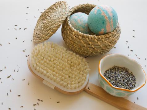 How to Make Fizzy Sinus-Relief Bath Bombs