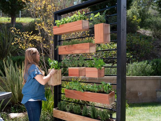 Vertical Herb Garden From A Fence Diy, Building A Herb Garden Wall
