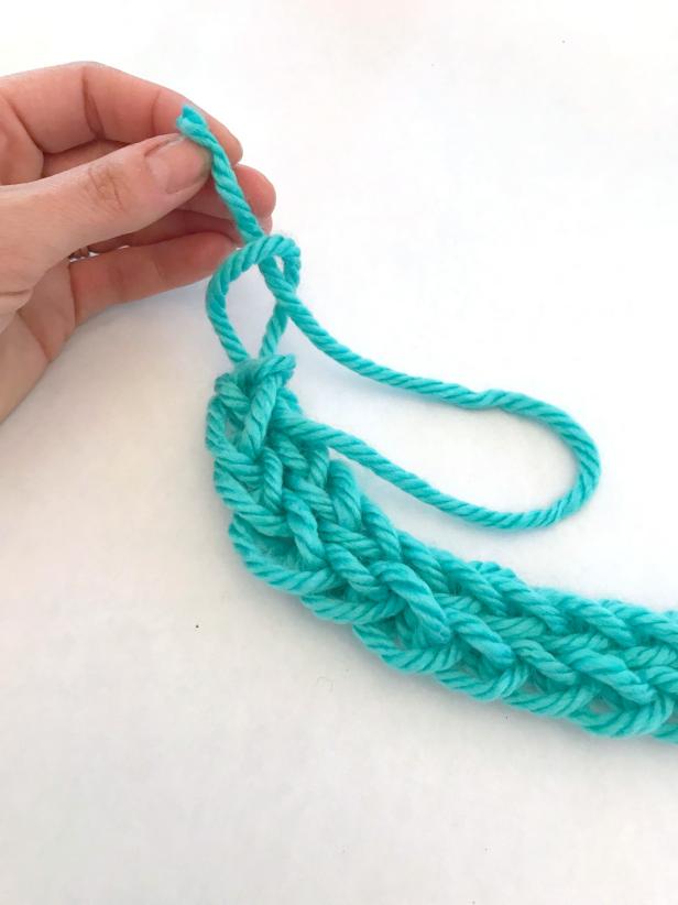 No Knitting Needles Required To Make This Finger Knit Necklace Diy 